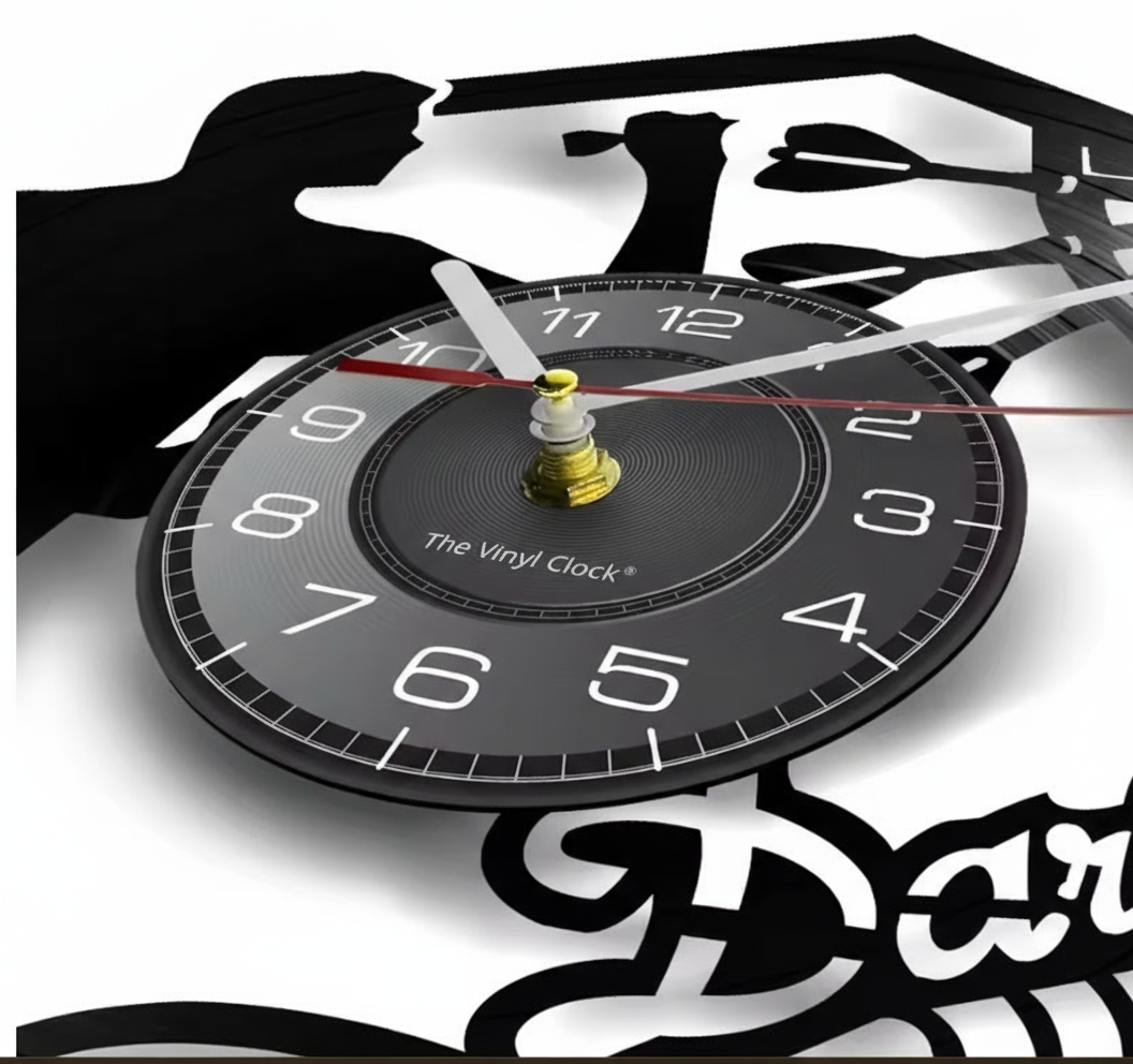 Uhr aus Alter Schallplatte im Darts Design (Dartspieler)