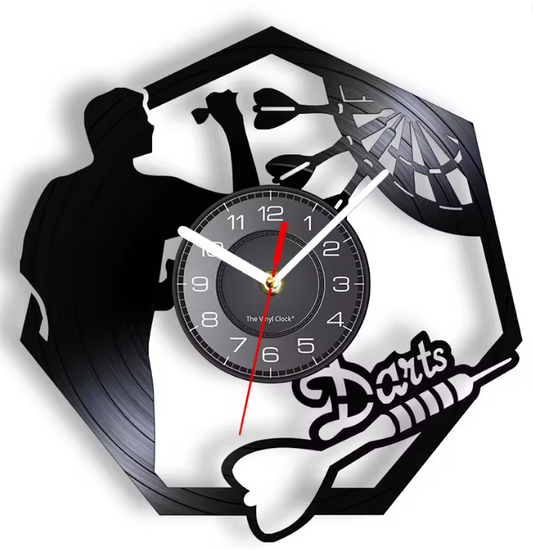 Uhr aus Alter Schallplatte im Darts Design (Dartspieler)